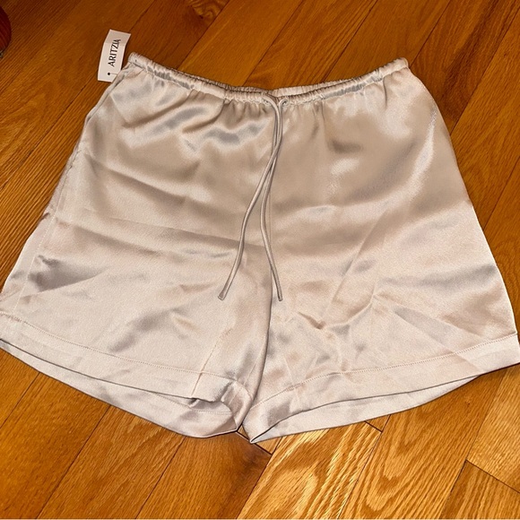 BNWT-Babaton zeal satin shorts cream women’s small - Picture 1 of 10